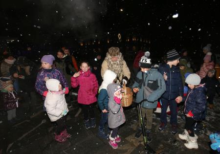 BOŽIČEK IN DEDEK MRAZ V CERKNICI 09 FOTO LJUBO VUKELIČ
